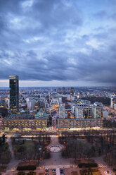 Polen, Warschau, Blick auf das Stadtzentrum in der Abenddämmerung - ABOF000029