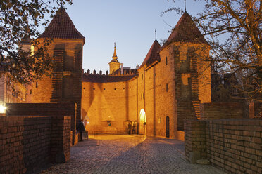 Polen, Warschau, Blick auf die beleuchtete Barbican-Stadtbefestigung in der Abenddämmerung - ABO000034