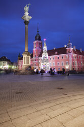 Polen, Warschau, Blick auf den Schlossplatz mit der Sigismund-Säule und dem beleuchteten Weihnachtsbaum bei Nacht - ABOF000036