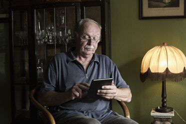 Älterer Mann benutzt Mini-Tablet zu Hause - MEMF000844