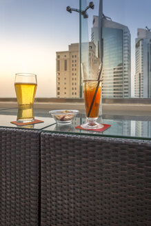 VAE, Dubai, Drinks und Knabbereien in einer Dachterrassenbar - NKF000289