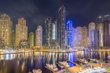 VAE, Dubai, Blick auf Dubai Marina bei Nacht - NKF000291