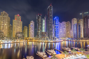 VAE, Dubai, Blick auf Dubai Marina bei Nacht - NKF000291