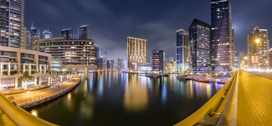 VAE, Dubai, Panoramablick auf Dubai Marina bei Nacht - NKF000292