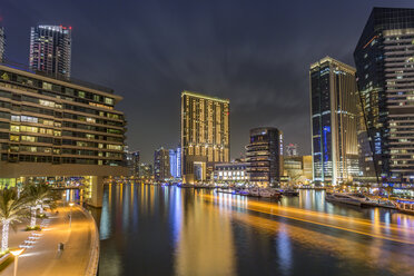VAE, Dubai, Blick auf Dubai Marina bei Nacht - NKF000293