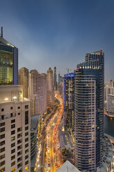 VAE, Dubai, Blick auf die Straße in der Dubai Marina in der Abenddämmerung - NKF000295