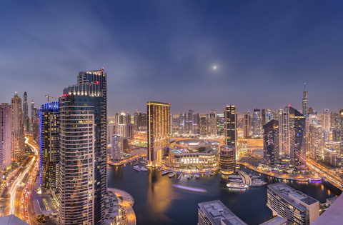 VAE, Dubai, Blick auf Dubai Marina bei Nacht, lizenzfreies Stockfoto