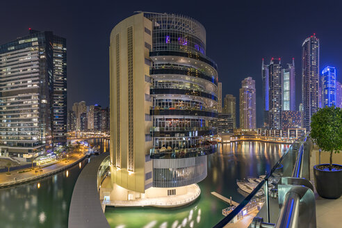 VAE, Dubai, Blick auf das Pier 7-Gebäude in der Dubai Marina bei Nacht - NKF000297