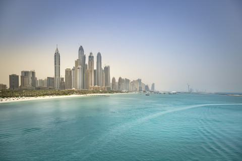 VAE, Dubai, Skyline von Dubai Marina mit Küste des Persischen Golfs, lizenzfreies Stockfoto