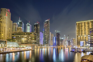 VAE, Dubai, Blick auf Dubai Marina bei Nacht - NKF000302