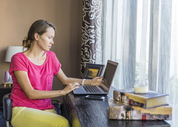 Young woman using laptop - KNTF000068
