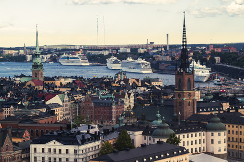 Schweden, Blick über die Insel Gamla Stan in Richtung des Kreuzfahrthafens von Stockholm, lizenzfreies Stockfoto