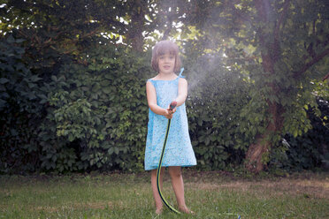 Little girl with garden hose - LVF003678