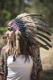 Junge Frau als Indianerin verkleidet - ASCF000205