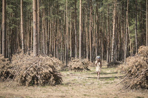 Junge Frau als Indianer verkleidet im Wald stehend - ASCF000210