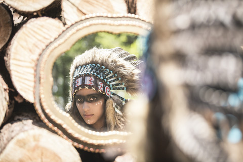 Spiegelbild einer als Inderin verkleideten jungen Frau, lizenzfreies Stockfoto