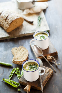 Emaille-Tassen mit Erbsensuppe, Schnittlauch und Brotscheiben - SBDF002140