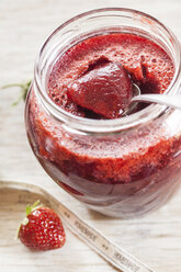Jar of homemade strawberry jam, close-up - SBDF002147