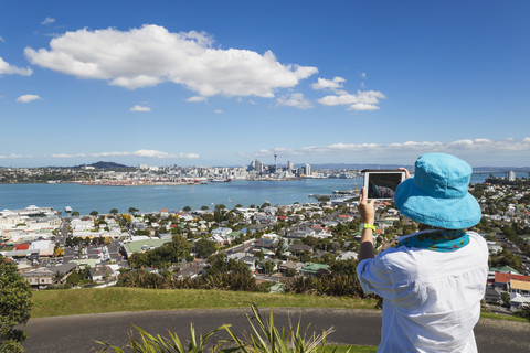Neuseeland, Auckland, Neuseeland, Auckland, Tourist fotografiert Skyline und Stadtteil Devenport im Vordergrund, lizenzfreies Stockfoto