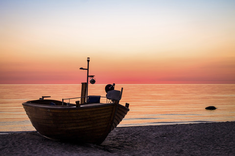 Deutschland, Rügen, Binz, Boot am Strand bei Sonnenaufgang, lizenzfreies Stockfoto