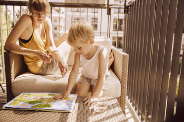 Mutter und Sohn zusammen auf dem Balkon - MFF001817