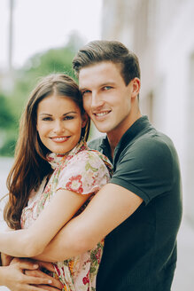 Porträt eines glücklichen jungen Paares im Freien - CHAF000446
