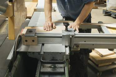 Carpenter working with saw in workshop - JUBF000015