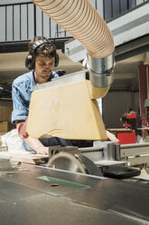 Carpenter working with saw in workshop - JUBF000016