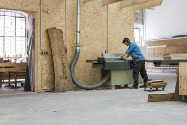 Schreiner bei der Arbeit mit der Säge in der Werkstatt - JUBF000039