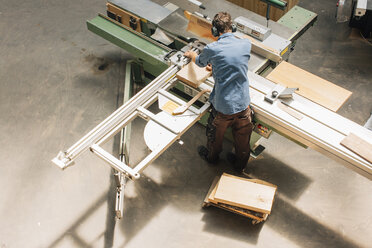 Carpenter working with saw in workshop - JUBF000041