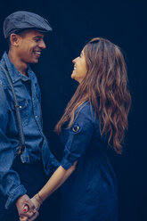 Gemischtrassiges Paar, von Angesicht zu Angesicht, lächelnd und glücklich - CHAF001268
