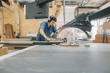 Schreiner bei der Arbeit mit der Säge in der Werkstatt - JUBF000029