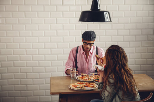 Junges Paar isst Pizza im Restaurant - CHAF001284
