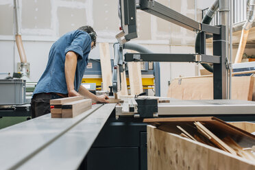 Schreiner bei der Arbeit in der Werkstatt - JUBF000034