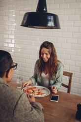 Junges Paar isst Pizza im Restaurant - CHAF001291