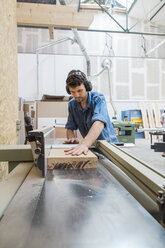 Schreiner bei der Arbeit in der Werkstatt - JUBF000035