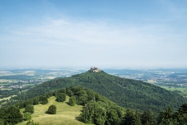 Deutschland, Baden-Württemberg, Zollernalbkreis, Blick zur Burg Hohenzollern - EL001557