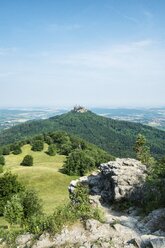 Deutschland, Baden-Württemberg, Zollernalbkreis, Blick zur Burg Hohenzollern - EL001558