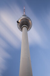 Deutschland, Berlin, Blick auf Fernsehturm von unten - ZMF000415