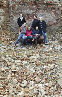 Gruppenbild von sechs Freunden, umgeben von kaputten Ziegeln - HCF000129