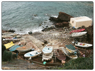 Spanien, Islas Baleares, Mallorca, Fischerboote in einer Bucht, Hafen eines Bergdorfes, Tramuntana - MSF004681