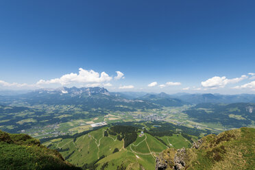 Österreich, Tirol, St. Johann, Blick ins Tal auf das Kaisergebirge - VIF000342