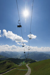 Österreich, Tirol, Kitzbühel, Sessellift Brunellenfeld - VIF000344