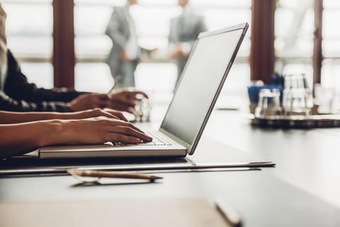 Geschäftsleute arbeiten am Laptop im Büro, lizenzfreies Stockfoto