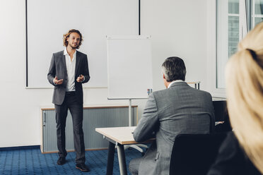 Young business man giving presentation - CHAF000476