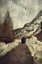 Italien, Lombardei, Wanderer auf Weg im Winter, digital manipuliert - DWIF000528