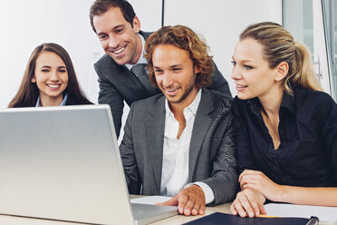 Geschäftsleute im Büro arbeiten am Laptop - CHAF001320