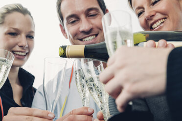 Geschäftsteam trinkt Champagner und feiert den Erfolg im Büro - CHAF001325