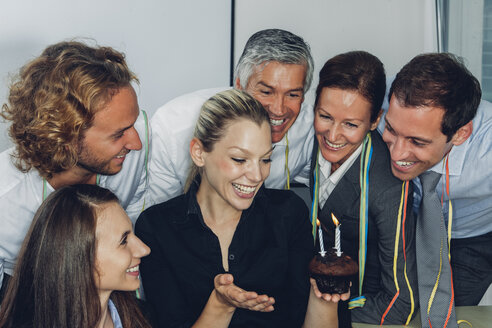 Gruppe von Geschäftsleuten, die im Büro mit Champagner anstoßen - CHAF000520
