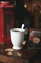 Cup of tea, cookies and cookie box in the shape of London phone box - LSF000063